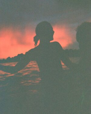 Emma Appleton Instagram - 2020s 10/10 sunset. 

Story for @theearthissue shot by @mollieroseuk & styled by @sam_victor 💜