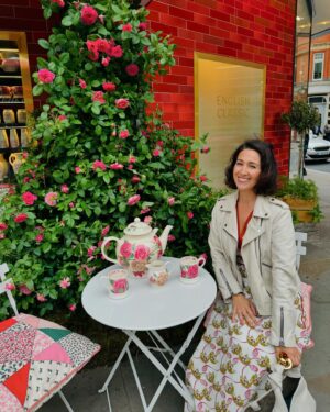 Emma Barnett Instagram - A day filled with joy, creativity, colour and…. rain! Loved going with my great friend Rendah Beshoori @ren2852 to see what has been conjured at the #chelseaflowershow - it was a feast for the eyes from the moment we left the tube station at Sloane Square before even getting into the show… and then the heavens opened and never stopped. And despite both wearing cream that was far from cream by the end of the day 😜 - we happily ploughed on. A friendship formed at the school gate, we’ve dealt with worse weather and there were no 6 year-old boys to manage.

Huge thanks to all of the gardeners, designers, nurseries and everyone else in putting on such a fabulous show. As someone who knows little about plants and flowers, but would like to learn more, it was also a beautiful education. And I met a few of our @bbcradio4 @bbctodayprogramme listeners too. An extra bonus. 
Such great fun to see @clare_meandem - aka the (Northern) powerhouse behind @me_andem after taking her amazing British brand to NYC. We had a great chat about all things Manchester and Saddleworth, from whence we hail, and the brilliance of trousers with side zips that don’t cause tummy pressure (although the ones I am wearing have a frontal zip but are loose enough). This is not an ad. I’ve shopped at hers for years and my endo-ridden body is grateful for her design prowess! 
Now I’ve finished wringing out my sodden trousers from said rain - I wanted to share some snaps. Including us taking shelter in a stunning summer house (no, me neither until I asked) that I have mentally moved into but sadly didn’t take home on the tube. 🚇

#rhschelsea #gardens #rhschelseaflowershow #rain #beauty #femaledesign #trousers #women #flowers #plant 🌱 🪴 🌹 🌺 🌱