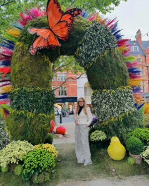 Emma Barnett Instagram - A day filled with joy, creativity, colour and…. rain! Loved going with my great friend Rendah Beshoori @ren2852 to see what has been conjured at the #chelseaflowershow - it was a feast for the eyes from the moment we left the tube station at Sloane Square before even getting into the show… and then the heavens opened and never stopped. And despite both wearing cream that was far from cream by the end of the day 😜 - we happily ploughed on. A friendship formed at the school gate, we’ve dealt with worse weather and there were no 6 year-old boys to manage.

Huge thanks to all of the gardeners, designers, nurseries and everyone else in putting on such a fabulous show. As someone who knows little about plants and flowers, but would like to learn more, it was also a beautiful education. And I met a few of our @bbcradio4 @bbctodayprogramme listeners too. An extra bonus. 
Such great fun to see @clare_meandem - aka the (Northern) powerhouse behind @me_andem after taking her amazing British brand to NYC. We had a great chat about all things Manchester and Saddleworth, from whence we hail, and the brilliance of trousers with side zips that don’t cause tummy pressure (although the ones I am wearing have a frontal zip but are loose enough). This is not an ad. I’ve shopped at hers for years and my endo-ridden body is grateful for her design prowess! 
Now I’ve finished wringing out my sodden trousers from said rain - I wanted to share some snaps. Including us taking shelter in a stunning summer house (no, me neither until I asked) that I have mentally moved into but sadly didn’t take home on the tube. 🚇

#rhschelsea #gardens #rhschelseaflowershow #rain #beauty #femaledesign #trousers #women #flowers #plant 🌱 🪴 🌹 🌺 🌱