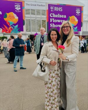 Emma Barnett Instagram - A day filled with joy, creativity, colour and…. rain! Loved going with my great friend Rendah Beshoori @ren2852 to see what has been conjured at the #chelseaflowershow - it was a feast for the eyes from the moment we left the tube station at Sloane Square before even getting into the show… and then the heavens opened and never stopped. And despite both wearing cream that was far from cream by the end of the day 😜 - we happily ploughed on. A friendship formed at the school gate, we’ve dealt with worse weather and there were no 6 year-old boys to manage.

Huge thanks to all of the gardeners, designers, nurseries and everyone else in putting on such a fabulous show. As someone who knows little about plants and flowers, but would like to learn more, it was also a beautiful education. And I met a few of our @bbcradio4 @bbctodayprogramme listeners too. An extra bonus. 
Such great fun to see @clare_meandem - aka the (Northern) powerhouse behind @me_andem after taking her amazing British brand to NYC. We had a great chat about all things Manchester and Saddleworth, from whence we hail, and the brilliance of trousers with side zips that don’t cause tummy pressure (although the ones I am wearing have a frontal zip but are loose enough). This is not an ad. I’ve shopped at hers for years and my endo-ridden body is grateful for her design prowess! 
Now I’ve finished wringing out my sodden trousers from said rain - I wanted to share some snaps. Including us taking shelter in a stunning summer house (no, me neither until I asked) that I have mentally moved into but sadly didn’t take home on the tube. 🚇

#rhschelsea #gardens #rhschelseaflowershow #rain #beauty #femaledesign #trousers #women #flowers #plant 🌱 🪴 🌹 🌺 🌱