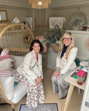 Emma Barnett Instagram - A day filled with joy, creativity, colour and…. rain! Loved going with my great friend Rendah Beshoori @ren2852 to see what has been conjured at the #chelseaflowershow - it was a feast for the eyes from the moment we left the tube station at Sloane Square before even getting into the show… and then the heavens opened and never stopped. And despite both wearing cream that was far from cream by the end of the day 😜 - we happily ploughed on. A friendship formed at the school gate, we’ve dealt with worse weather and there were no 6 year-old boys to manage.

Huge thanks to all of the gardeners, designers, nurseries and everyone else in putting on such a fabulous show. As someone who knows little about plants and flowers, but would like to learn more, it was also a beautiful education. And I met a few of our @bbcradio4 @bbctodayprogramme listeners too. An extra bonus. 
Such great fun to see @clare_meandem - aka the (Northern) powerhouse behind @me_andem after taking her amazing British brand to NYC. We had a great chat about all things Manchester and Saddleworth, from whence we hail, and the brilliance of trousers with side zips that don’t cause tummy pressure (although the ones I am wearing have a frontal zip but are loose enough). This is not an ad. I’ve shopped at hers for years and my endo-ridden body is grateful for her design prowess! 
Now I’ve finished wringing out my sodden trousers from said rain - I wanted to share some snaps. Including us taking shelter in a stunning summer house (no, me neither until I asked) that I have mentally moved into but sadly didn’t take home on the tube. 🚇

#rhschelsea #gardens #rhschelseaflowershow #rain #beauty #femaledesign #trousers #women #flowers #plant 🌱 🪴 🌹 🌺 🌱
