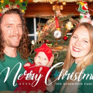 Emma Bell Instagram - Merry christmas from my family to yours. 🎄🎅🏼✨

May it be a peaceful one. 

➡️ to see how ours Is going. 🤪