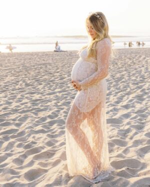 Emma Bell Instagram - Earth mama   Sea fairy   California Golden Glow= the magic of @alissanoellephotography , the sun, and my unborn daughter really coming together. ✨🌞👶🏼

Also see two photos down to when I thought I looked super pregnant and have a good laugh.