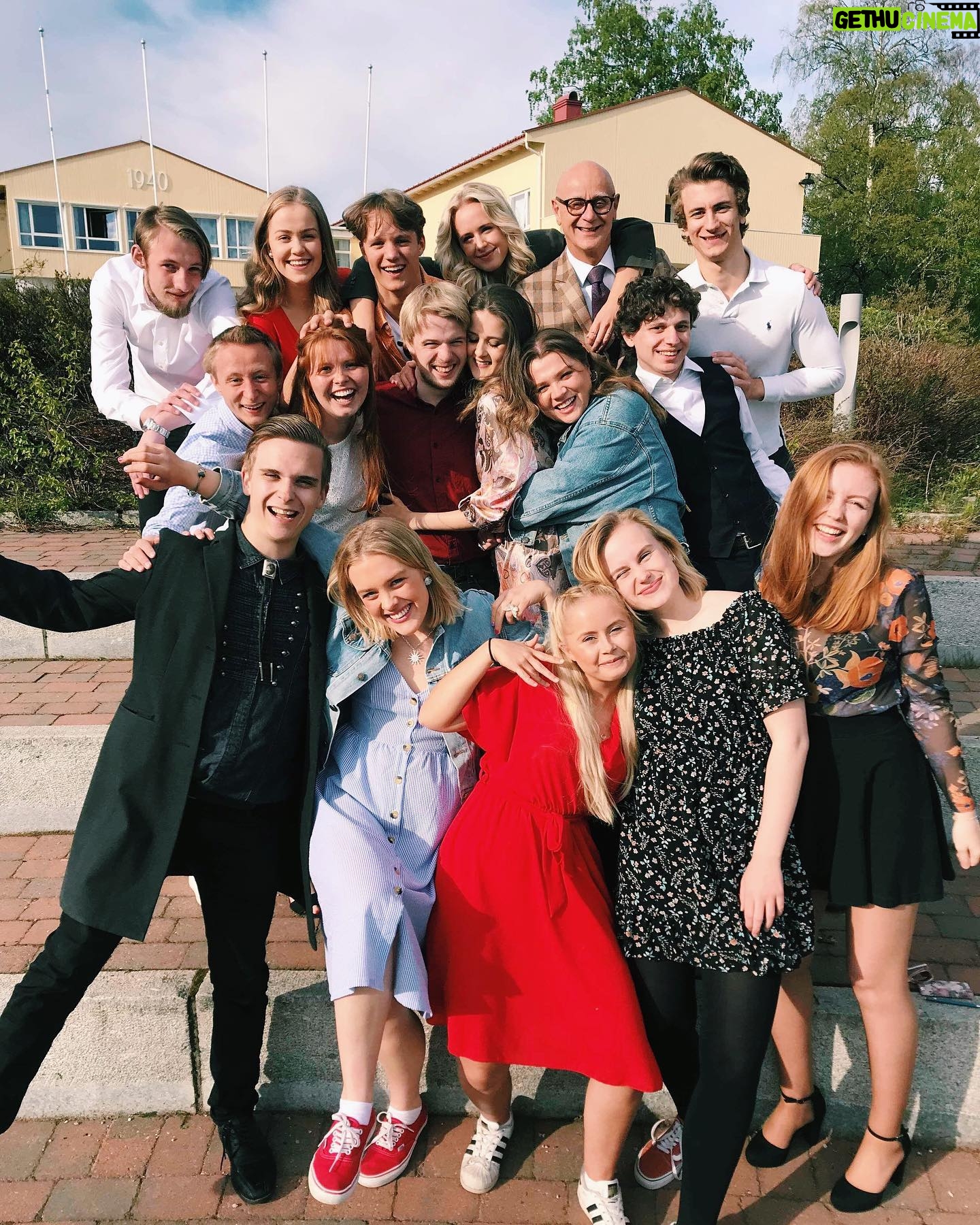Emma Bones - 2.2K Likes - Ferdig på fhs :((( Sjekke den fine gjengen æ har vært så heldig å få gå i klasse med! Hade bra @teaterroy love you all <33333