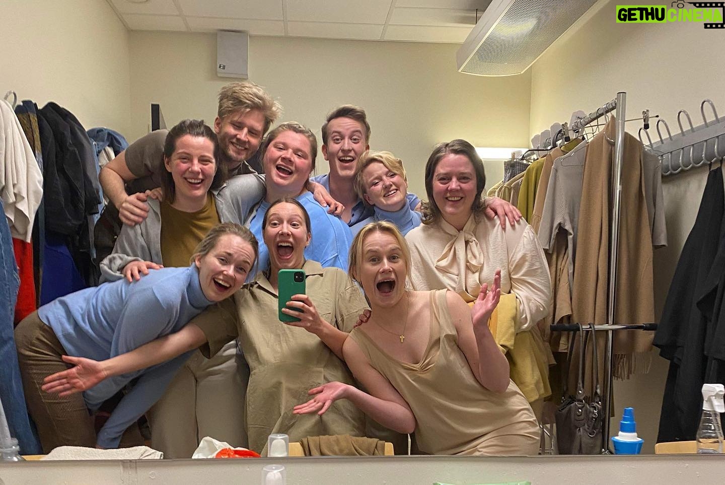 Emma Bones - 2.6K Likes - I går sto vi på scenen sammen for siste gang. Det er ganske sjukt. GRATTIS TIL OSS MED OVERSTÅTT VI ER RÅ❤️❤️❤️❤️❤️🕺🏼🕺🏼🕺🏼💫💫💫💫💫
Takk til hele produksjonen det har vært en topp gjeng å jobbe med🥰🥰🥰🥰🥰🥰
Bilder fra forestilling tatt av Stephen Hutton!