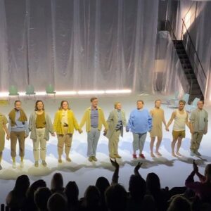 Emma Bones Instagram - I går sto vi på scenen sammen for siste gang. Det er ganske sjukt. GRATTIS TIL OSS MED OVERSTÅTT VI ER RÅ❤️❤️❤️❤️❤️🕺🏼🕺🏼🕺🏼💫💫💫💫💫

Takk til hele produksjonen det har vært en topp gjeng å jobbe med🥰🥰🥰🥰🥰🥰 

Bilder fra forestilling tatt av Stephen Hutton!