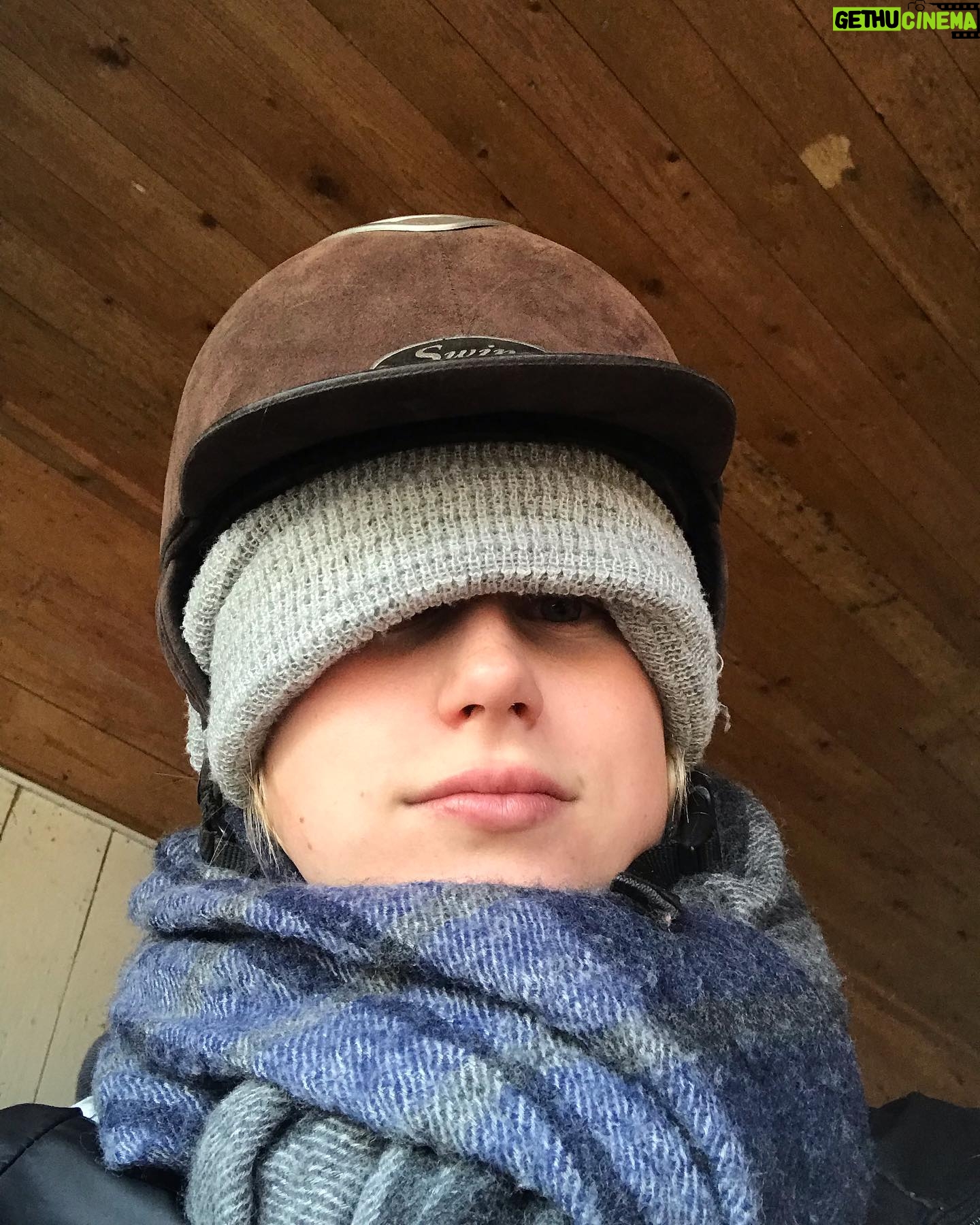 Emma Bones - 2.6K Likes - Litt redd for hest egentlig, men hest er bra eller noe sånt
