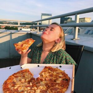 Emma Bones Instagram - Man har for f*** ikke ananas på pizza. Hva f*** er galt med deg?
-Gordon Ramsay

Må si æ e sterkt uenig i Ramsays uttalelse. 
Mulig det e nå gæli med mæ.