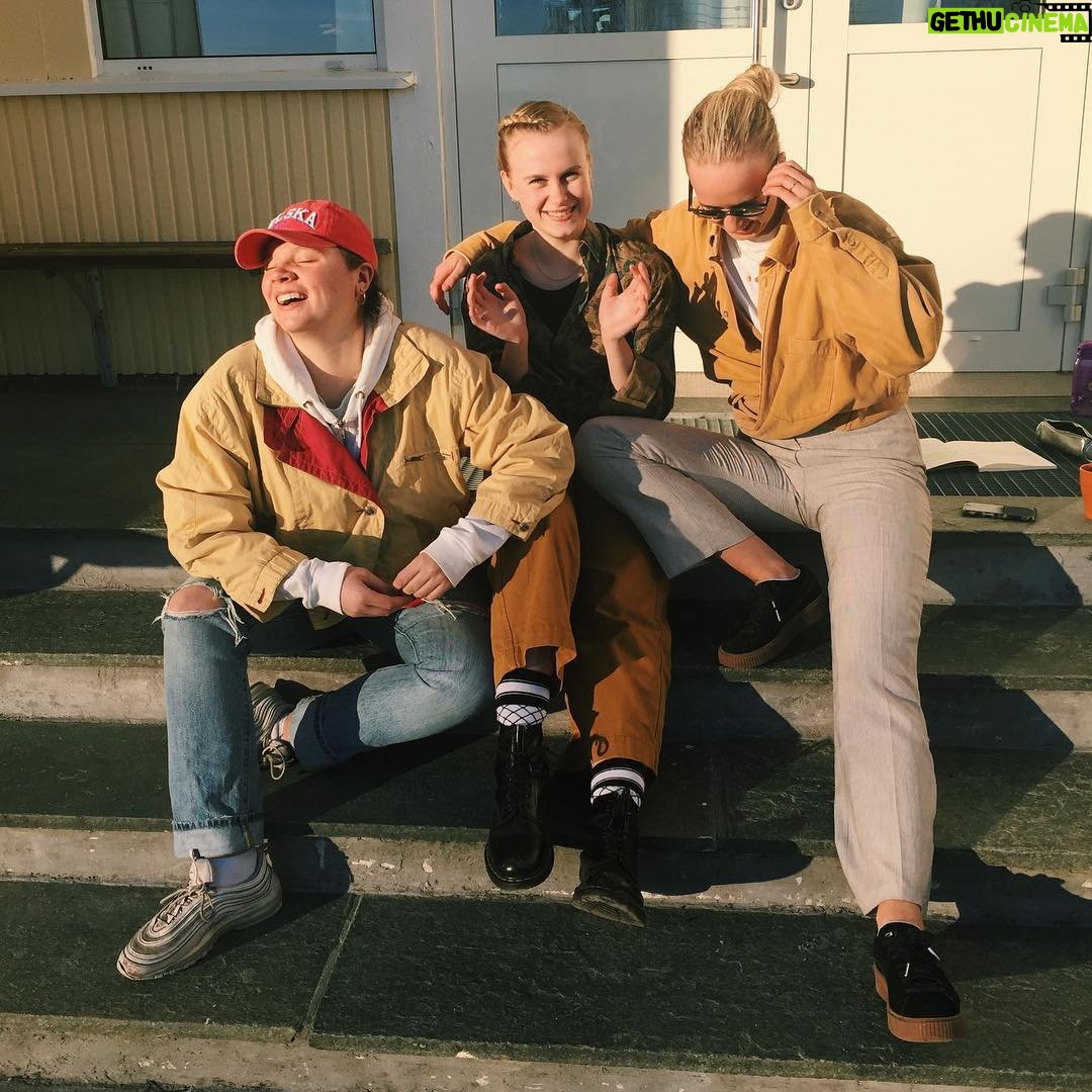 Emma Bones - 1.7K Likes - «Tres chicas vamos una escuela que llamo Romerike» -Karoline (kan ikke spansk) «kanskje det er helt riktig?» -Karoline (kan spansk likevel?)
