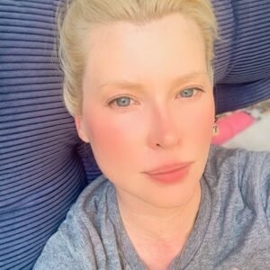 Emma Booth Instagram - Shout out to BIO MAGNETIC THERAPY and @kerrikasem who introduced me to it. She recently brought this healing method from LA over to Florida with @drmarieartega who helped heal Kerri of Lyme disease with it. If you are looking for an INCREDIBLE and highly effective way to heal the body this is a way that will greatly assist you. Go to @kerrikasem ‘s account and listen to the podcast she has on there. Anyone in Tampa Bay Area or clearwater you can do this therapy at @freemotionpt . Do check it out, you won’t regret it!!!
.
.
.
.
.
#biomagnetichealing #heal #bodyhealing
