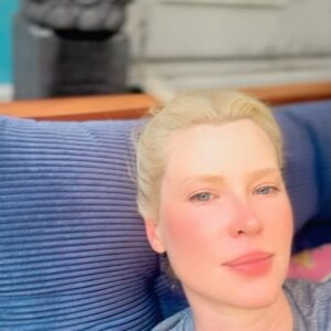 Emma Booth Instagram - Shout out to BIO MAGNETIC THERAPY and @kerrikasem who introduced me to it. She recently brought this healing method from LA over to Florida with @drmarieartega who helped heal Kerri of Lyme disease with it. If you are looking for an INCREDIBLE and highly effective way to heal the body this is a way that will greatly assist you. Go to @kerrikasem ‘s account and listen to the podcast she has on there. Anyone in Tampa Bay Area or clearwater you can do this therapy at @freemotionpt . Do check it out, you won’t regret it!!!
.
.
.
.
.
#biomagnetichealing #heal #bodyhealing