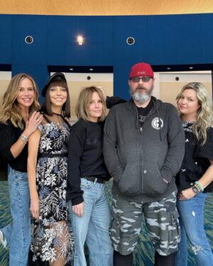 Emma Caulfield Ford Instagram - To say we had fun is an understatement 🌟 Thank you @southernerdsfest for showing us true southern hospitality 🥰