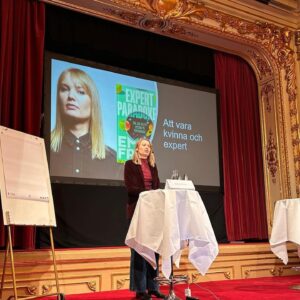 Emma Frans Instagram - Firade kvinnodagen med att ta mycket plats.(I @dagensindustri och på Rakelkonferensen arrangerad av @sveriges_advokatsamfund). Bild: @advokatfridawallin