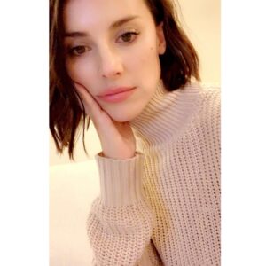 Emma Lahana Instagram - hair? I don’t know her. ✂️