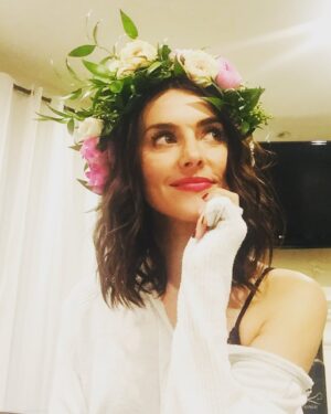 Emma Lahana Instagram - friendly reminder that 90% of fish stocks are over or fully exploited and that there is no such thing as dolphin safe tuna 🐬 🐠 🌊 🐋 🦈