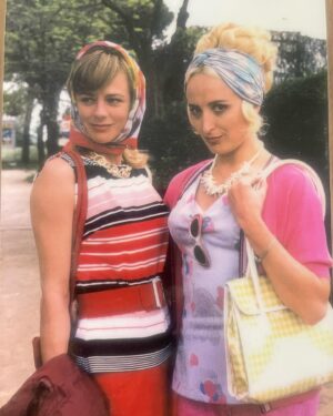 Emma Suárez Instagram - Mi querida amiga @chusabarberoactriz en
 “Besos para todos” película dirigida por Jaime Chavarri otro genio amigo . Chusa y yo nos hicimos cómplices y amigas durante el rodaje en Cádiz . El cine provoca encuentros con personas maravillosas.💋💋💋💋💋