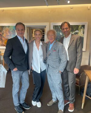 Emma Wiklund Instagram - So happy to meet my dear friend and legendary fashion photographer  @gilles_bensimon tonight in Stockholm. Gilles is one of the most important fashion photographers in my career. I had the great honour to work with him a lot during my full time modelling years in the  90s. Most of my most important  covers and fashion stories for @elleusa and @ellefr were shot by him. 

And here we are 30 years later…. Make sure to see his beautiful exhibition in Stockholm created together with perfumer @wulffpierre and @sebastian_schildt