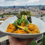 Emma Drobná Instagram - ❤️🫶🏻Červené curry s krevetami a kokosovým mliekom w/ @yemepotraviny ❤️🫶🏻 1. Ako prvé je treba očistit tieto krásne a čerstvé krevety. Ked sú očistené, naložím ich do koreninovej zmesi, ktorá pozostáva zo sójovej omáčky, sušeného cesnaku, kurkumy. 2. Dám variť ryžu - ja som použila thajskú jazmínovú Royal Umbrella. Pre zaujímavejšiu chuť dochutíme kardamómom alebo anízom. 3. Kým sa ryža varí, do panvice pridám olivový alebo kokosový olej a nechám rozpáliť na medium - high. Pridám zázvor, cesnak a chilli a miešam na oleji cca 30 sekúnd. Následne pridám mladú cibuľku, cibuľu, rybaciu omáčku, limetu. Po dvoch minútach pridám červenú curry pastu od značky AroyD a za stáleho miešania varíme 1 - 2 minúty. 4. Do panvice pridám kokosové mlieko AroyD, soľ a čierne korenie. Nechám zovrieť a následne pridám zeleninu. Ja som sa rozhodla pre mrkvu a cuketu a keďže cuketa sa varí rýchlejšie, pridávam zatiaľ len mrkvu, počkám, kým trochu zmäkne a pridám nakrájanú cuketu. 5. Naložené krevety hodím na 1 minútu na rozpálenú panvicu a následne ich pridám do samotného curry. Tento krok môžete vynechať a surové krevety pridať priamo do curry omáčky. 6. Ako ozdobu používam koriander, ale dá sa nahradiť aj thajskou bazalkou. Na vrch posypem mladou cibuľkou a pridám mesiačik limety. #yemepotraviny #plnochutnepotraviny #thairedcurry