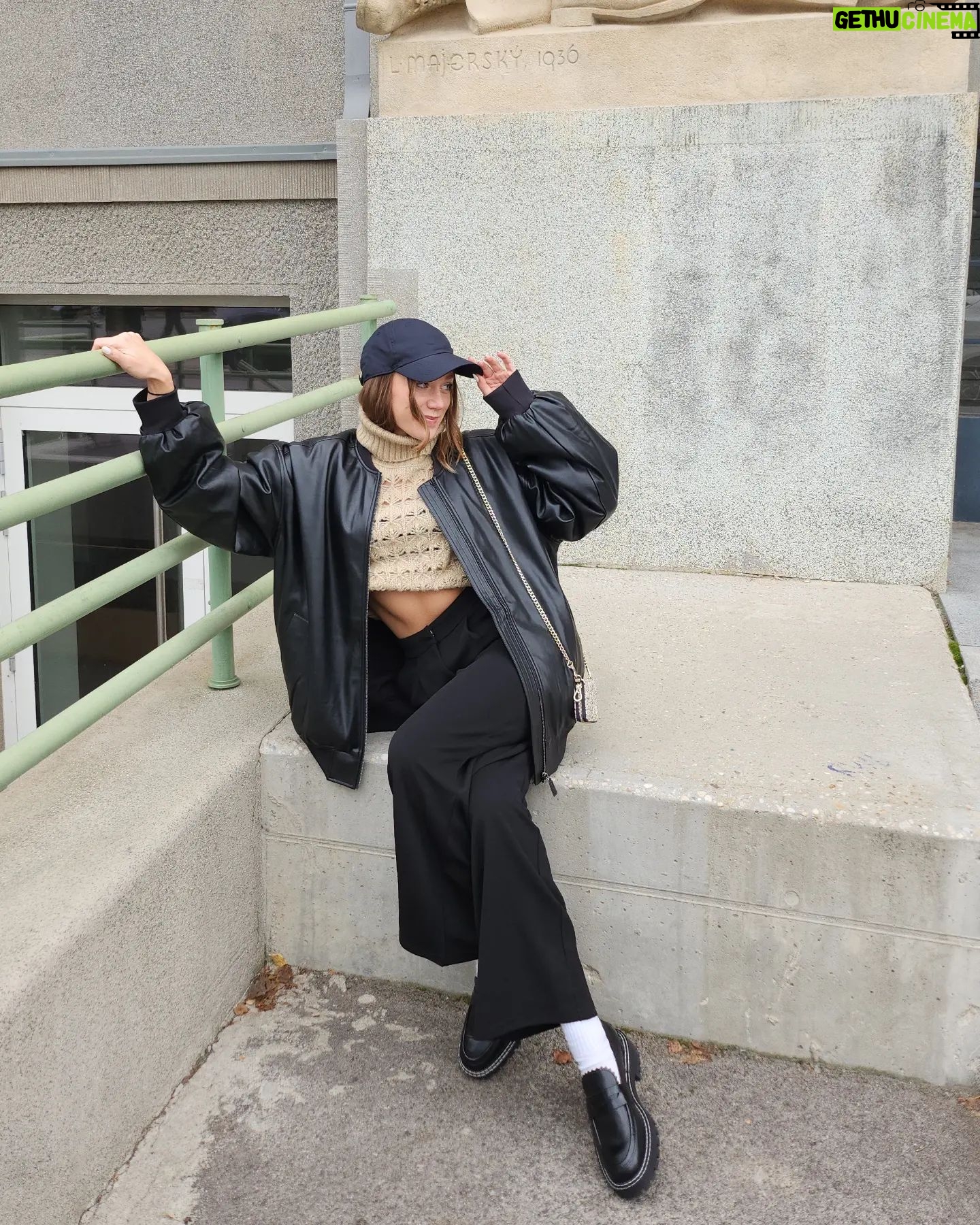 Emma Drobná Instagram - Ready for the sweather weather? 🖤 🙊