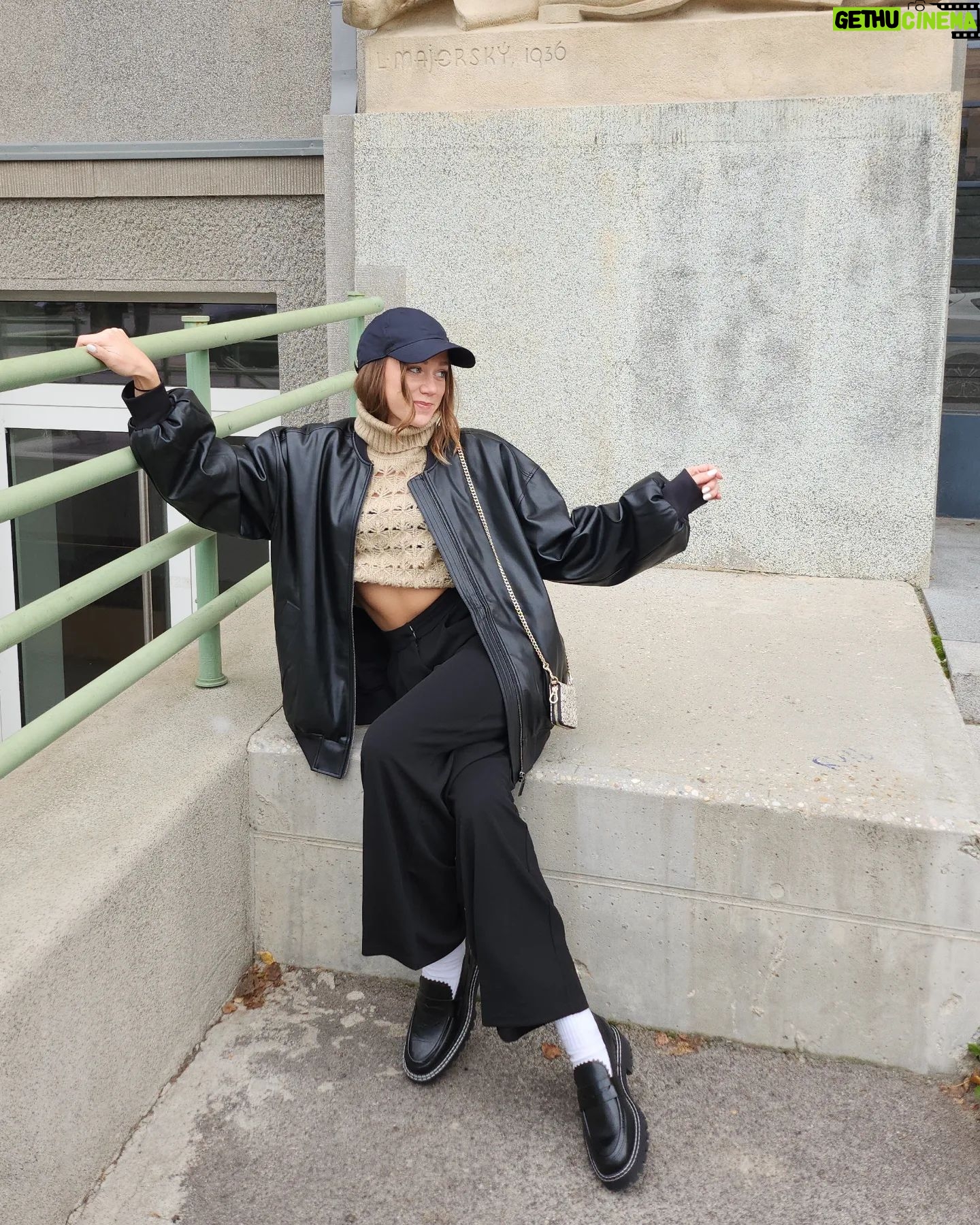 Emma Drobná Instagram - Ready for the sweather weather? 🖤 🙊