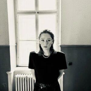 Emma Drobná Instagram - "Na Pohrebe Lásky " 🖤Dnes sme s @richardmullerofficial natacali videoklip. Mat skladbu s Richardom je pre mna obrovská pocta a myslím, že dnes sme k nej dotvorili zimomriavkový  klip 🖤  #commingsoon
