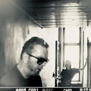 Emma Drobná Instagram - "Na Pohrebe Lásky " 🖤Dnes sme s @richardmullerofficial natacali videoklip. Mat skladbu s Richardom je pre mna obrovská pocta a myslím, že dnes sme k nej dotvorili zimomriavkový  klip 🖤  #commingsoon