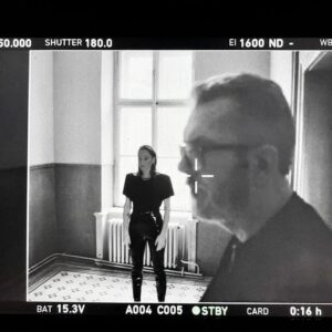 Emma Drobná Instagram - "Na Pohrebe Lásky " 🖤Dnes sme s @richardmullerofficial natacali videoklip. Mat skladbu s Richardom je pre mna obrovská pocta a myslím, že dnes sme k nej dotvorili zimomriavkový  klip 🖤  #commingsoon