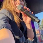 Emma Drobná Instagram – Čadca, milujeme vás 🧡 krásnu verziu piesne Čerešne si romanticky užili nielen @djekg s manželkou @bublie.mirka ale aj celé Matičné námestie 🙌

BAVÍME SA AŽ DO RÁNA! 🔥

#expresstreetparty #emmadrobna #cadca
