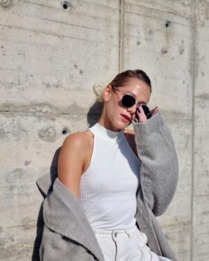 Emma Drobná Instagram - Who? What? Where?