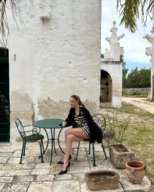 Emma Drobná Instagram - A day in Puglia 🧀🍷🫒 with @calzedonia was soooo magical 🦋 ✨thank you for having me. I truly #FeelGoodInCalzedonia #calzedonia #spolupraca 
1. Feeling good
2. Better
3.The best
4. Posing 101
5. Oil tasting
6. Legs for days
7.Gumička na ruke 4ever
8.🥺🧀❤️
9. Make up check/beach vibes