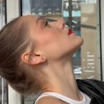 Emma Drobná Instagram - All Hours Foundation od @yslbeauty je môj must have make-up. Má SPF 39 a je vodeodolný💦 čo je výborná kombinácia na leto🌴. Perfektne kryje,na pleti pôsobí prirodzene a vydrží naozaj veľmi dlho. #AllHours #YSLbeauty #LashClash #ad