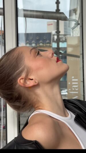 Emma Drobná Instagram - All Hours Foundation od @yslbeauty je môj must have make-up. Má SPF 39 a je vodeodolný💦 čo je výborná kombinácia na leto🌴. Perfektne kryje,na pleti pôsobí prirodzene a vydrží naozaj veľmi dlho.  #AllHours  #YSLbeauty #LashClash #ad
