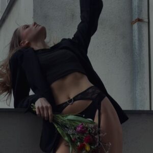Emma Drobná Instagram - What makes an outfit extraordinary? ✨ …. @calzedonia 🖤 #Calzedonia #CalzedoniaLovesYou #verymuch