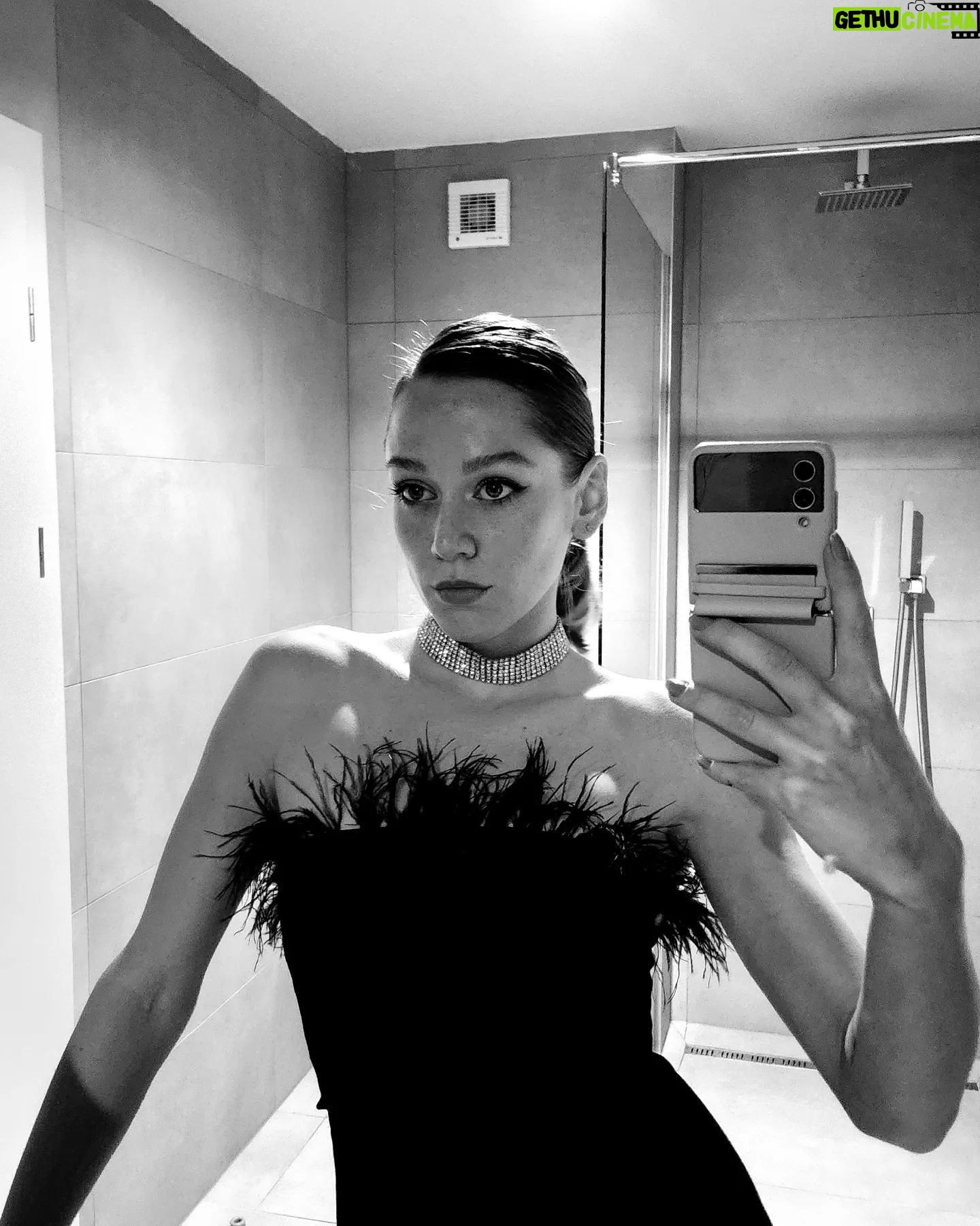 Emma Drobná Instagram - THE PERFECT DRESS to end the year with 🖤
