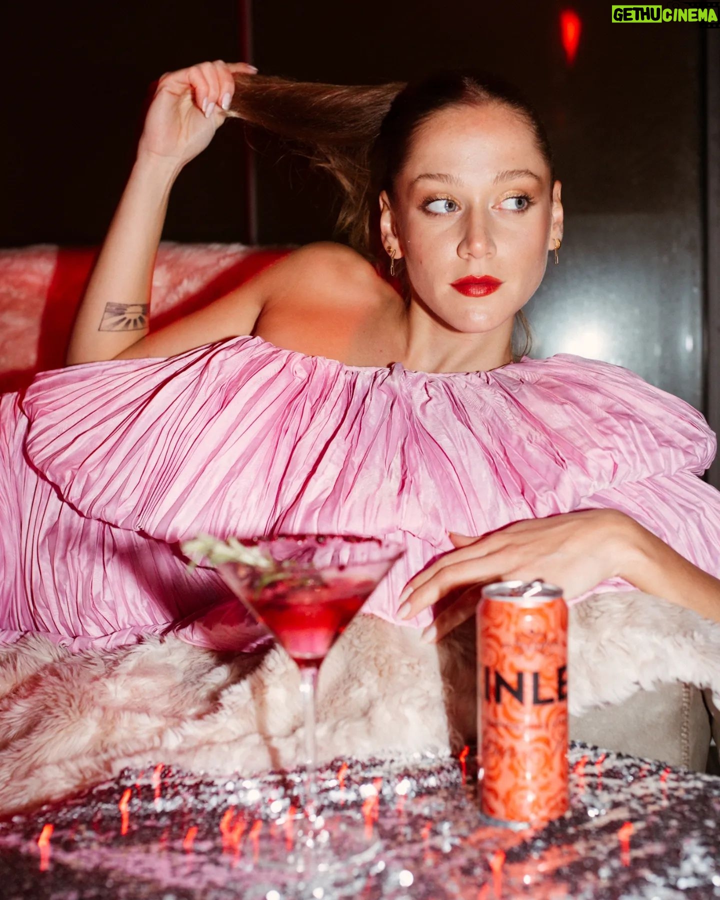 Emma Drobná Instagram - Time to celebrate 🎉😛. Nezáleží na tom čo oslavujem. Dôležité je, že som v dobrej spoločnosti s dobrým drinkom. Môj drink of choice je sladšia verzia Gin Tonic-u s Bitter Rose od @kinleyczsk 🍹🍹🍹 #lifeistastierafterfive #timetocelebrate 📸 by @welinna 🤍