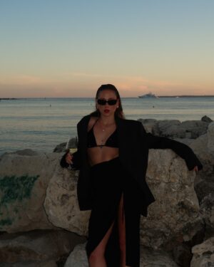 Emma Drobná Instagram - One way ticket to Cannes please⛱️ 🌴 ❤️‍🔥 

#calzedonia @calzedonia