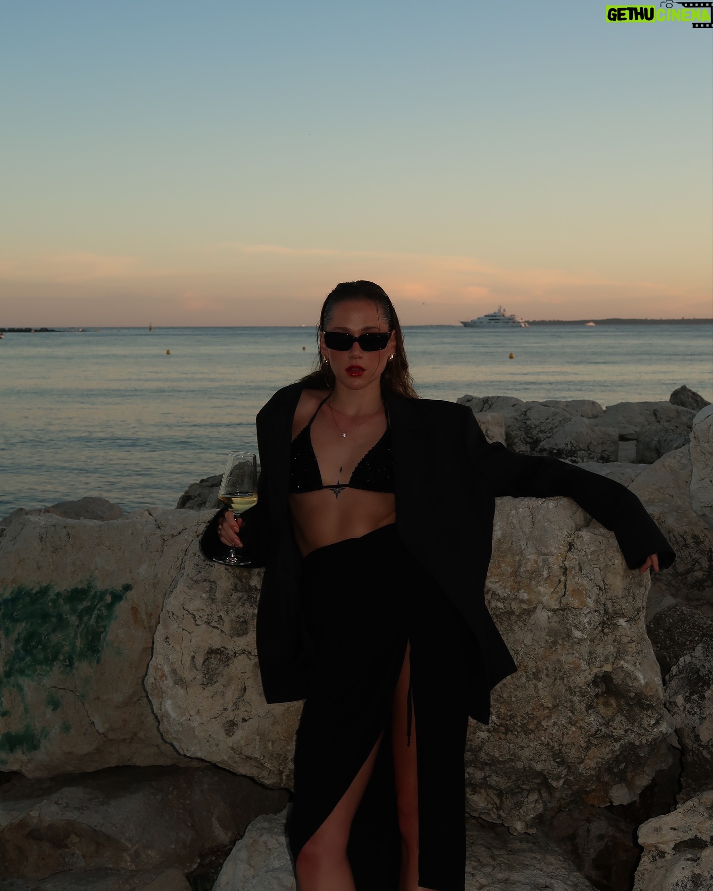 Emma Drobná - 3.5K Likes - One way ticket to Cannes please⛱️ 🌴 ❤️🔥
#calzedonia @calzedonia