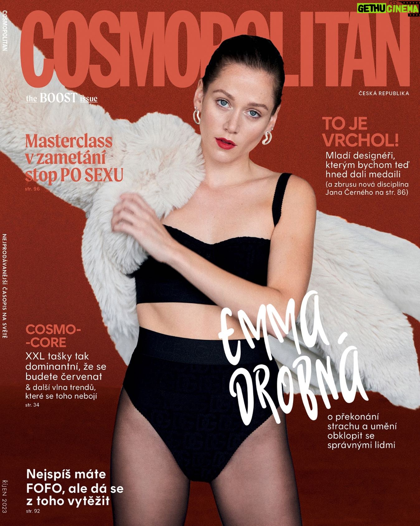 Emma Drobná Instagram - 💥 Kuráž na scénu, opakujeme, kuráž na scénu! 💥 Jestli čekáte na znamení, tak tady jedno je. Od adrenalinové injekce pro vaši kariéru přes módní trendy, z nichž zčervenáte, až po tipy, jak paralyzující strach obrátit v obří úspěch na všech frontách. 🚀 Nové Cosmo vás jistí! The BOOST issue k dostání už ve čtvrtek 21. 9. (Chcete časopis dostávat každý měsíc do schránky už o den dříve? Své předplatné objednávejte na jenprocasopisy.cz/cosmo, nové vydání k dispozici také na Rohlik.cz.) ____ ⭐️ Emma má na sobě: kožich @twinset_official, top & kalhotky @dolcegabbana, punčochy @calzedonia a náušnice @ondrej.stara. Coverstar: @emmadrobna Foto: @benediktrenc Šéfredaktorka: @adelachloe Head stylist: @evzeniehabron Make-up a vlasy: @hristinageorgievska Asistentka stylistky: @ninik1_ Produkce: @ivonka1401 Studio: @cashonly_studio_production