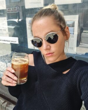 Emma Drobná Instagram - Espresso tonic siesta 🖤