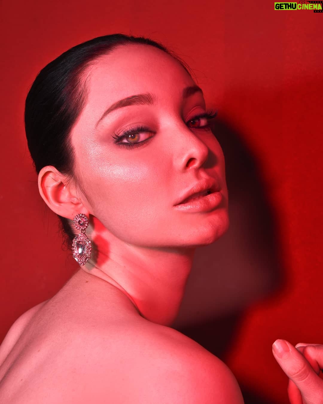 Emma Dumont - 20.7K Likes - 🎶 You can't stand me? I don't blame you.
Photography @graphicsmetropolis
Styling @changeofwardrobe
Makeup @heatherraebang
Hair @davidlharr
Producer @phillldotcom
Layout @blafrance
