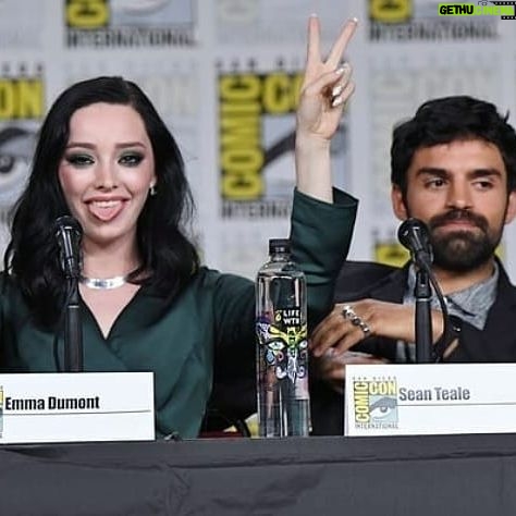 Emma Dumont - 20.8K Likes - Thank you @comic_con for the time of our lives! And thank you to everyone who came to our panel. We have some amazing things coming up in season 2. Love you all! 💚✖💚 #thegifted #mutantuprising