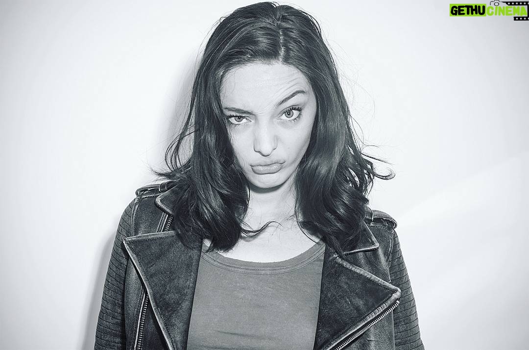 Emma Dumont - 26.2K Likes - A normal conversation with me goes something like this... LOVE YOU @issue_mag! 🖤🖤🖤 #faces