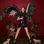 Emma Dumont Instagram - Getting ready for the Chinese New Year with these cuties and my OPPO phone! Hehe. 🖤🐷🖤🐷🖤🐷🖤 Hair by the outstanding @paulnortonhair and Makeup by the amazing @marinagravani ❤❤❤