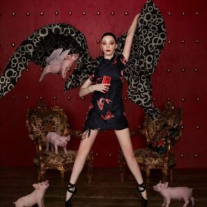 Emma Dumont Instagram - Getting ready for the Chinese New Year with these cuties and my OPPO phone! Hehe. 🖤🐷🖤🐷🖤🐷🖤 Hair by the outstanding @paulnortonhair and Makeup by the amazing @marinagravani ❤❤❤