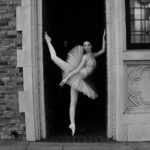 Emma Dumont Instagram - I don't know what this pose is but whateves 🖤🌹🖤🌹🖤 #ballet #dance
