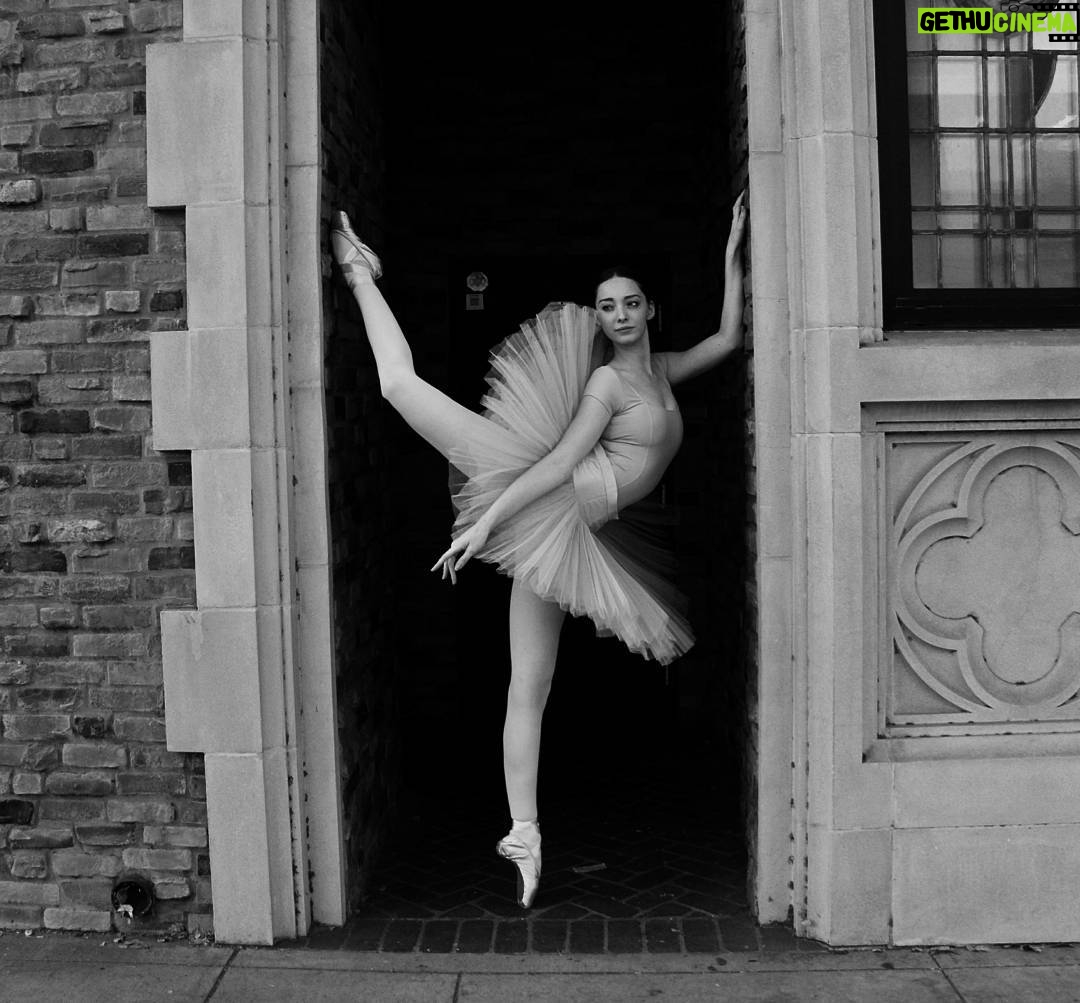 Emma Dumont - 22.4K Likes - I don't know what this pose is but whateves 🖤🌹🖤🌹🖤 #ballet #dance