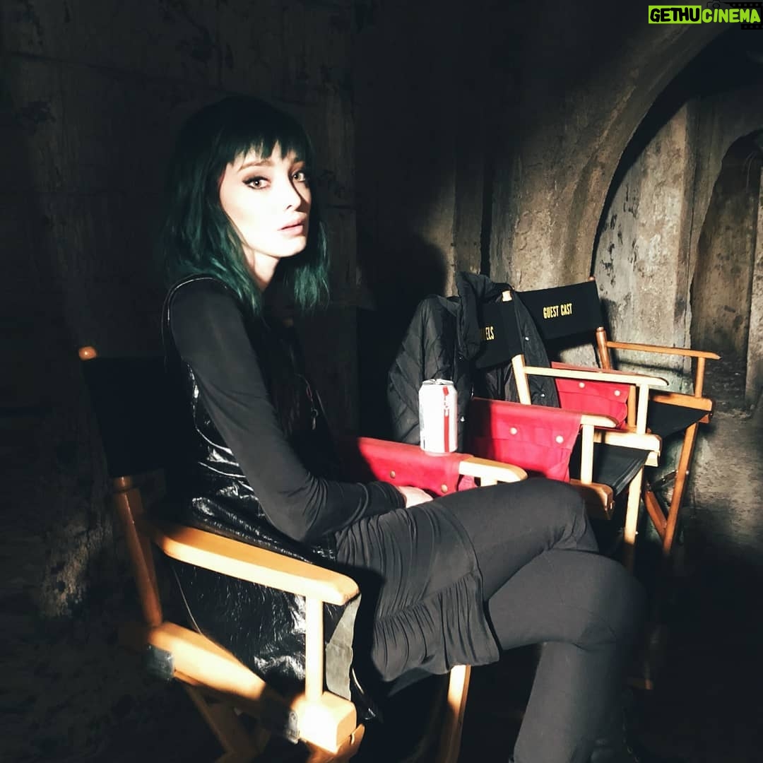 Emma Dumont - 18.2K Likes - Back to work 🖤