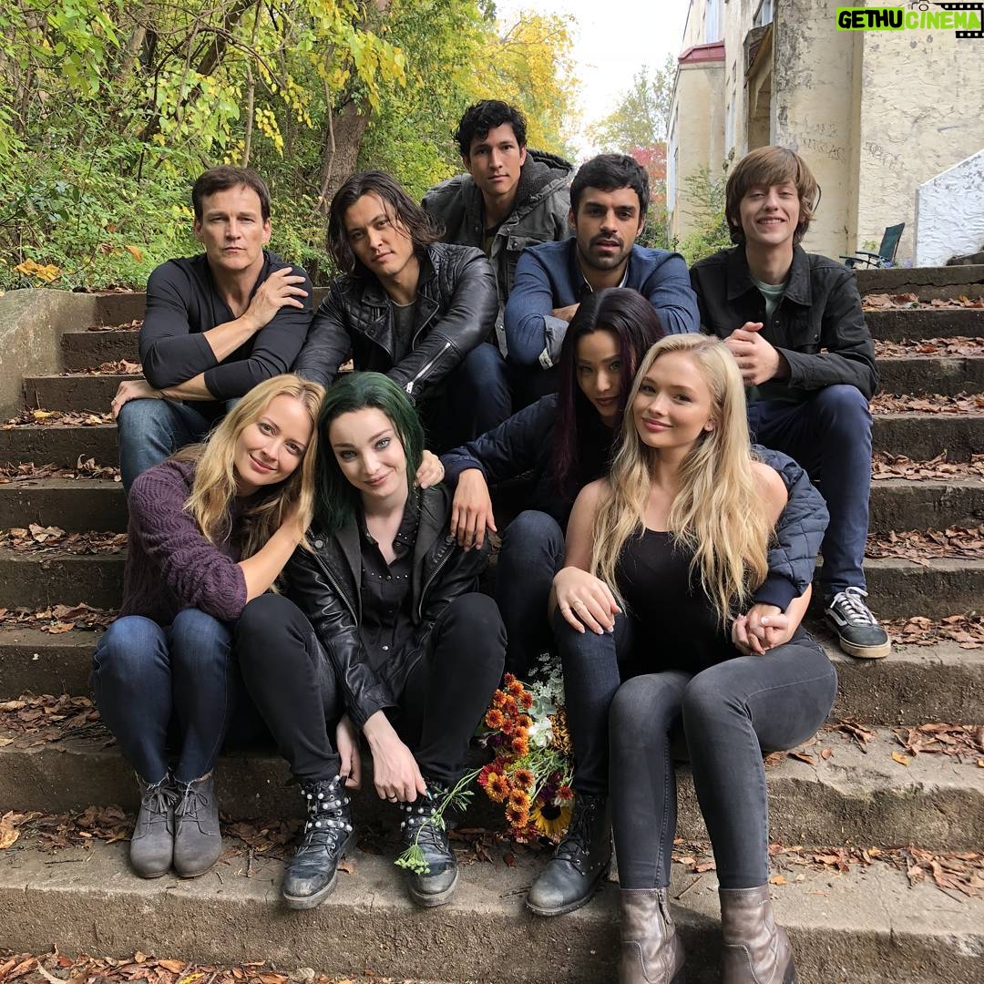 Emma Dumont - 19.5K Likes - These amazing people have stolen my heart and become my family. ❤✖ #thegifted #mutantsunite