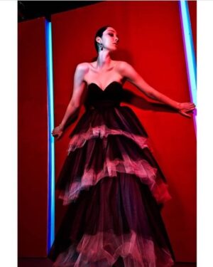Emma Dumont Instagram - When the clock strikes midnight 💙
..................................
Photography @graphicsmetropolis 
Styling @changeofwardrobe 
Makeup @heatherraebang 
Hair @davidlharr 
Producer @phillldotcom 
Layout @blafrance