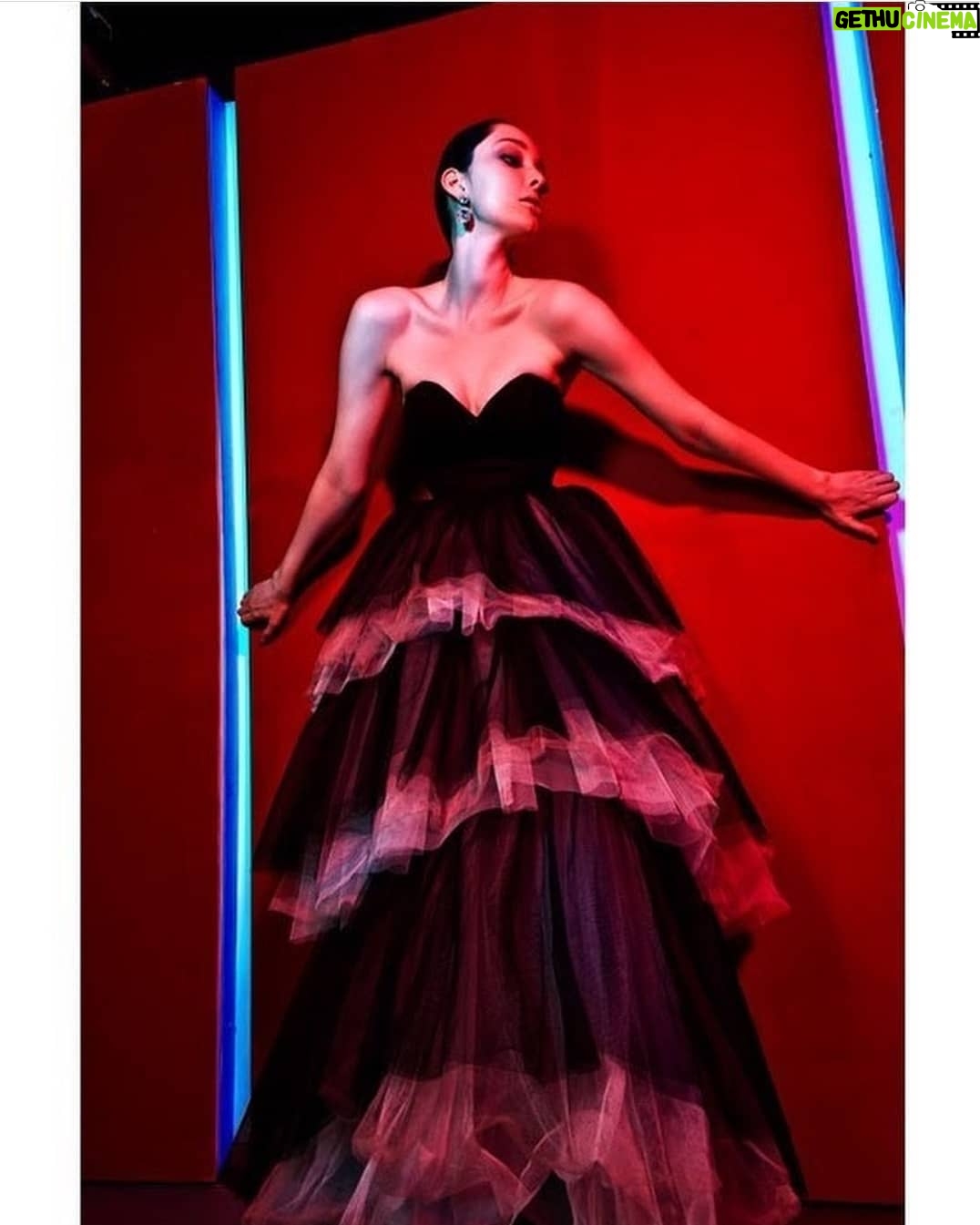 Emma Dumont - 15.9K Likes - When the clock strikes midnight 💙
..................................
Photography @graphicsmetropolis
Styling @changeofwardrobe
Makeup @heatherraebang
Hair @davidlharr
Producer @phillldotcom
Layout @blafrance